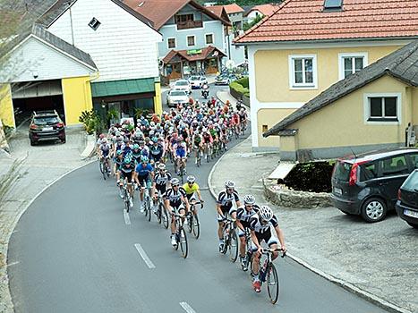 Das Hauptfeld in der Steigung,  OOE Rundfahrt, 2. Etappe Linz - Aigen/Schlaegel