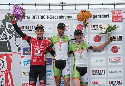 v.l. 2. Platz, Maximillian Kuen, (Team Amplatz BMC), 1. Platz Andreas Graf (AUT, Hrinkow Advarics Cycleang Team), 3. Platz Andreas Hofer (AUT, Hrinkow Advarics Cycleang Team), Österrreichische Meisterschaft Kriterium
v.l. 2. Platz, Maximillian Kuen, 