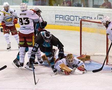 Sebastien Piche (EHC Liwest Black Wings Linz) vor Tormann Damiano Ciaccio, SCL Tigers Langnau,   SCL Tigers, EHC Liwest Black Wings Linz vs SCL Tigers