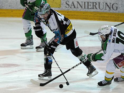 Justin Keller, Linz und Brock McBride, Laibach,  EHC Liwest Black Wings Linz vs. HDD Tilia Olimpija Ljubljana, 3. Semifinale