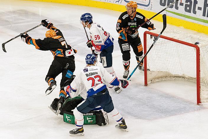 Brian Lebler (Steinbach Black Wings Linz) vor Tormann Rene Swette (HC Tiwag Innsbruck - Die Haie) Steinbach Black Wings Linz vs HC Tiwag Innsbruck - Die Haie, bet-at-home ICE Hockey League