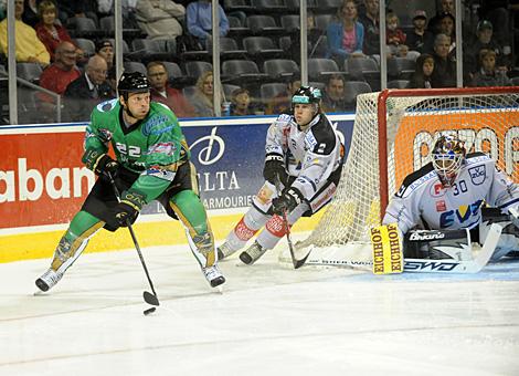 #22 Krys Barch, London Pro Knights im Angriff auf das Zuger Tor.