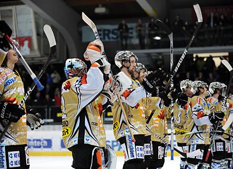 Das Team und Alex Westlund feiern den Sieg, Liwest Black Wings Linz vs. HDD TILIA Olimpija Ljubljana