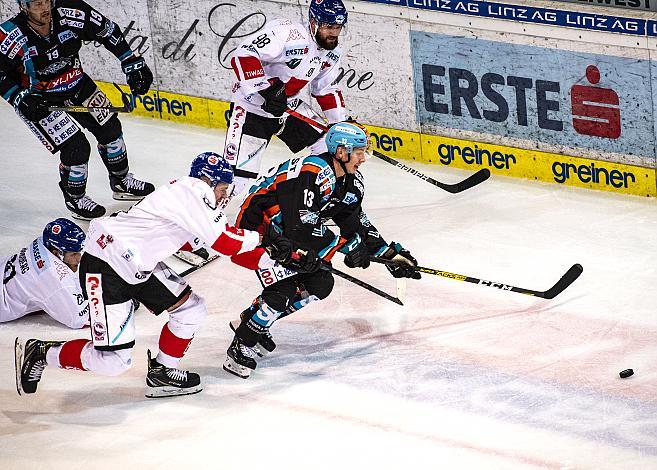Im Bild: Gerd Kragl (EHC Liwest Black Wings Linz), Miha Zajc (HC TWK Innsbruck  Die Haie), Jan Lattner (HC TWK Innsbruck  Die Haie), Eishockey,  EHC Liwest Black Wings Linz vs HC TWK Innsbruck