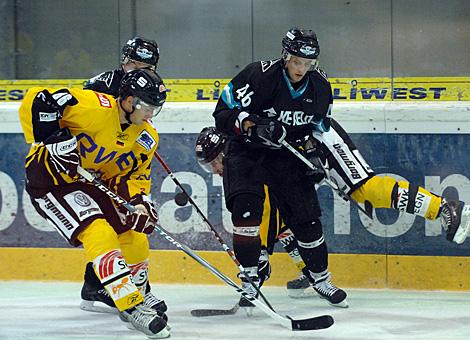 #46 Christoph Ibounig, Stuermer, EHC Liwest Black Wings Linz, im Duell mit der #86 der Krefelder, Daniel Pietta, Krefeld Pinguine.