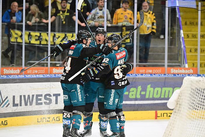 Brian Lebler (Steinbach Black Wings Linz) feiert das Tor zum 4 zu 2, 9. Runde ICE, Steinbach Black Wings Linz vs HC Falkensteiner Pustertal, Linz AG Eisarena