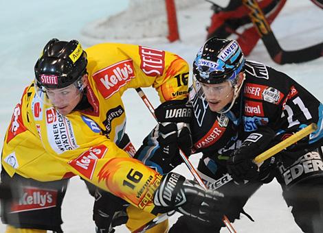 #21 Philipp Lukas, Stuermer, EHC Liwest Black Wings Linz im Duell mit Paul Healy, Vienna Capitals.