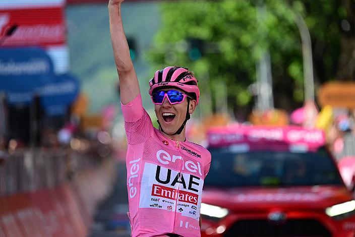 Tadej Pogacar (SLO, UAE Team Emirates) im Rosa Terikot des Gesamtführenden des 107. Giro d Italia, Stage 20, Alpago - Bassano del Grappa, km 184