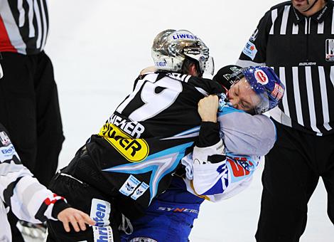 Rob Shearer Linz zwingt Matthew Ryan VSV auf das Eis Liwest Black Wings Linz vs. EC Record Fenster VSV