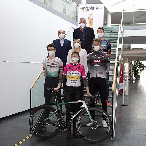 Bürgermeisterin Dr. Sabine Naderer-Jelinek, Leonding, Vizebürgermeister Mag. Michael Täubel, Leonding,   Marlene Brandlmair (AUT, Union RRT Pielachtal), ( Benjamin Eckerstorfer (AUT, Team Auto Eder, Bayern), Florian Kierner (AUT, Tirol Cycling Team),  Jakob Purtscheller (AUT, Team Felbermayr Simplon Wels),  Leonding, Paul Resch (Präsident LRV Oberösterreich)
