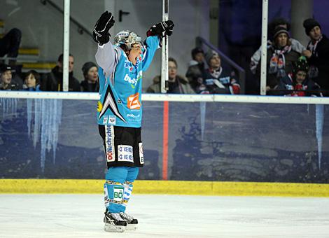 Martin Mairitsch jubelt, Ausgleich zum 2 zu 2, Liwest Black Wings Linz vs. EC Red Bull Salzburg