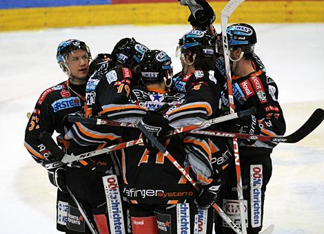 die Black Wings jubeln Liwest Black Wings Linz EC Red Bull Salzburg