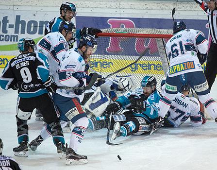 Andrew Jacob Kozek  (EHC Liwest Black Wings Linz) vor dem Tor der Ungarn, EHC Liwest Black Wings Linz vs Fehervar AV 19