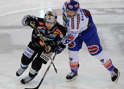 Justin Keller, Linz im Duell mit Thomas Razinger, VSV, Liwest Black Wings Linz vs. EC Record Fenster VSV