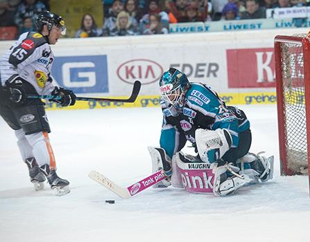 Tormann Michael Ouzas (EHC Liwest Black Wings Linz) klaert vor Christopher D Alvise (Dornbirner Eishockey Club), EHC Liwest Black Wings Linz vs Dornbirner Eishockey Club, Platzierungsrunde