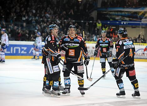 Martin Grabher Meier Liwest Black Wings Linz trifft zum Endstand gegen den EC VSV und jubelt.