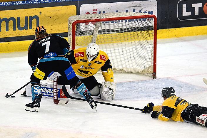 Brian Lebler (Steinbach Black Wings Linz) vor Tormann Edward Pasquale (HC Pustertal Wölfe)  Win2Day ICE Hockey League,  Steinbach Black Wings Linz vs HC Pustertal Wölfe,  Linz AG Eisarena 