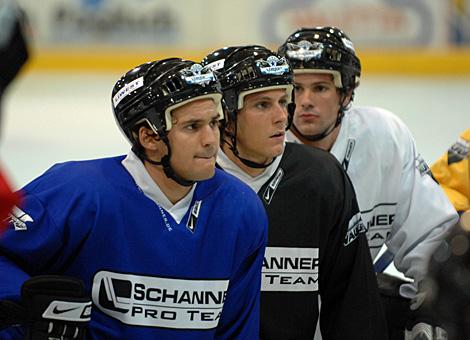 Florian Iberer, Martin Grabher-Meier und Jakob Lainer hören die Anweisungen des Trainers.
Florian Iberer, Martin Grabher-Meier und Jakob Lainer hören die Anweisungen des Trainers.
Florian Iberer, Martin Grabher-Meier und Jakob Lainer hÃ¶ren die Anwei