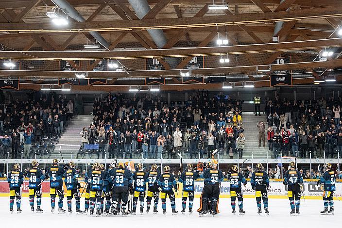 Das Team der Steinbach Black Wings Linz feiert Brian Lebler (Steinbach Black Wings Linz) Rekordtorschütze der ICE Hockey League, Steinbach Black Wings Linz vs HC Pustertal Woelfe, ICE Eishockey Liga, Linz AG Eisarena