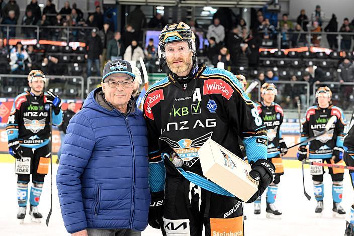  Spieler des Abends Sean Collins (Steinbach Black Wings Linz) Win2Day ICE Hockey League,  Steinbach Black Wings Linz vs EC Red Bull Salzburg,  Linz AG Eisarena 