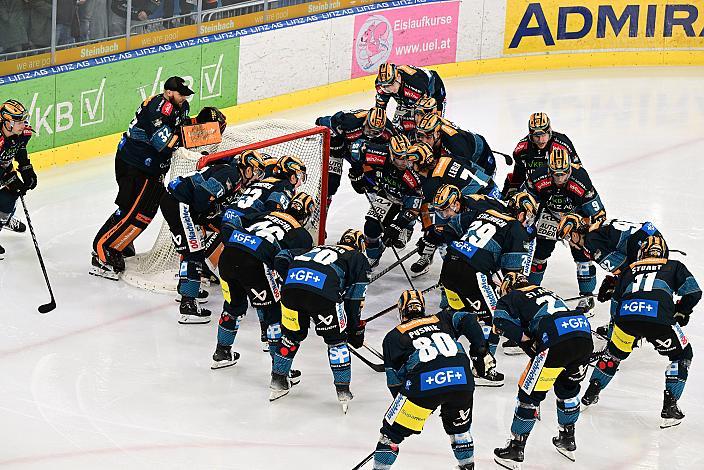 Das Team der Steinbach Black Wings Linz Steinbach Black Wings Linz vs BEMER Pioneers Vorarlberg, ICE Eishockey Liga, Linz AG Eisarena