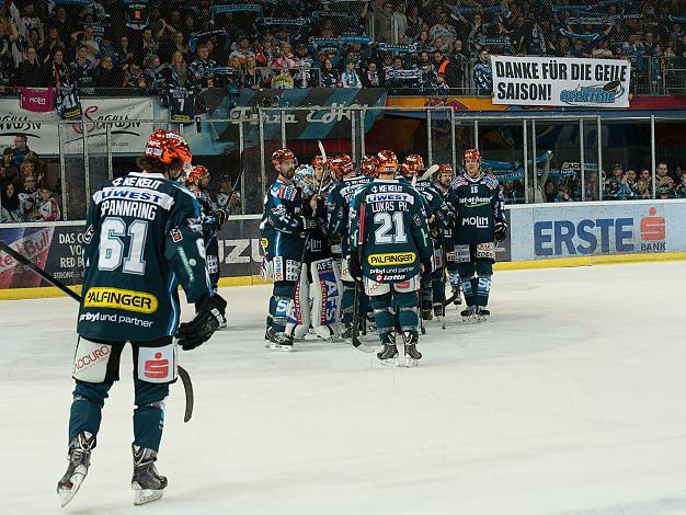 Die Black Wings nach der Niederlage im 3. Semifinale, EC Red Bull Salzburg vs EHC Liwest Black Wings Linz, Halbfinale, 3. SF Semifinale, Play-Offs 