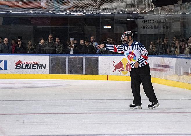 Schiedrichter Roland Kellner, gibt das Siegestor fÃ¼r Linz nach Videokontrolle,  Red Bull Salzburg vs EHC Liwest Black Wings Linz 