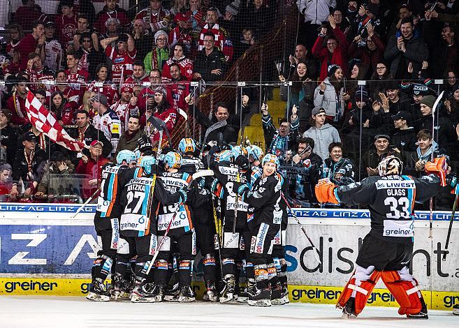 Linz feiert den Overtime Sieg, Eishockey,  2. Viertelfinale EHC Liwest Black Wings Linz vs EC KAC