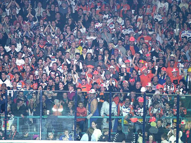 Die Linzer Fans aus dem Haeuschen in der Villacher Eishalle                               