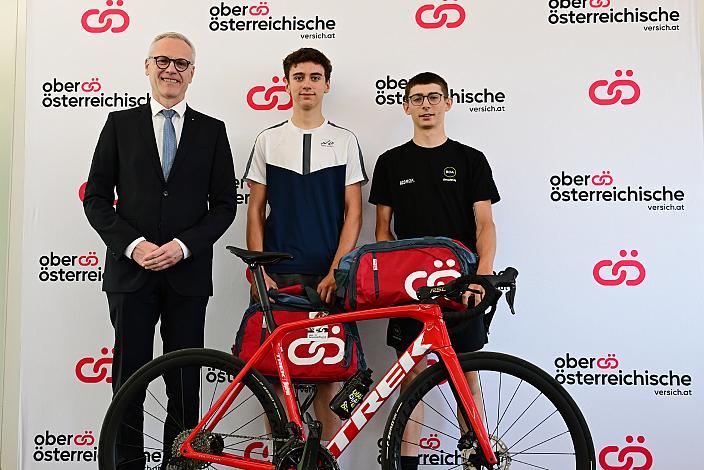 v.l. Oberösterreichische Versicherung Generaldirektor Mag. Othmar Nagl, Theo Preslmayr (AUT, RC ARBÖ Auto Eder Walding), Florian Schöfer (AUT, RC BOA Wels) 51. OÖ Junioren Rundfahrt Pressekonferenz