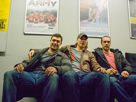 v.l. Andrew Jacob Kozek, Brian Lebler, Brad Moran, im Kino beim Film Red Army