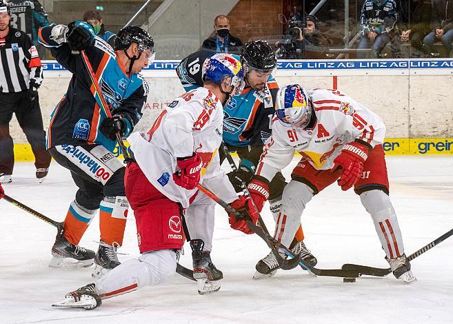 v.l. Juha-Pekka Hytönen (Black Wings 1992), Rick Schofield (EC Red Bull Salzburg), Andrew Kozek (Black Wings 1992), Dominique Heinrich (EC Red Bull Salzburg), Black Wings Linz vs EC Red Bull Salzburg , Eishockey, Bet at Home ICE Hockey League