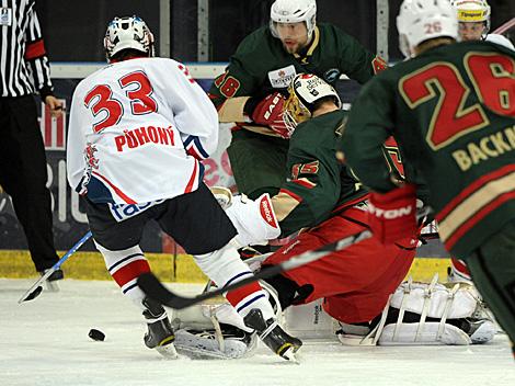 Jiri Puhony, Pardubice vor Tormann Linus Fernstroem, Froelunda, Froelunda Indians vs HC CSOB Pardubice