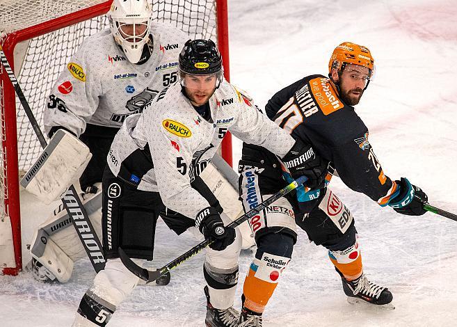 Will Pelletier (Steinbach Black Wings 1992), vor Tormann Oskar Östlund (Dornbirn Bulldogs), Matthew MacKenzie (Dornbirn Bulldogs) Steinbach Black Wings 1992 vs EC KAC,  Eishockey, Bet at Home ICE Hockey League