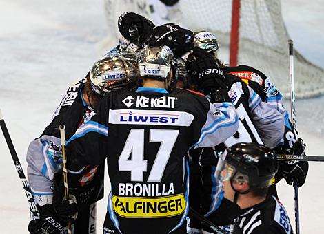 Die Linzer feiern Liwest Black Wings Linz vs. EV Vienna Capitals