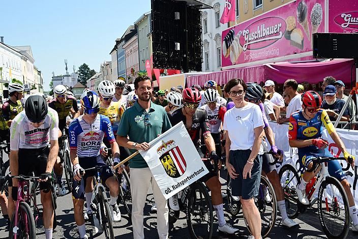 Start zum Herrenrennen, Mario Rossmann (Präsident Cycling Upper Austria, Oberösterreich), Mag. Doris Staudinger (BGM. Schwanenstadt) Österreich Staatsmeisterschaft, Strasse, ÖSTM Schwanenstadt - OÖ