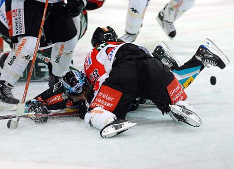 Kampf um jeden Zentimeter Eis, doch fuer die Linzer reichte es nicht. #28 Alan Letang, HC Tiroler Wasserkraft Innsbruck fixiert einen Linzer am Eis.