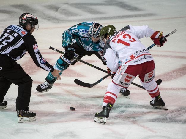 Ryan Michael Potulny (EHC Liwest Black Wings Linz) und Travis Oleksuk (HCB Suedtirol Alperia)  EHC Liwest Black Wings Linz vs HCB Suedtirol Alperia 3. Viertelfinale