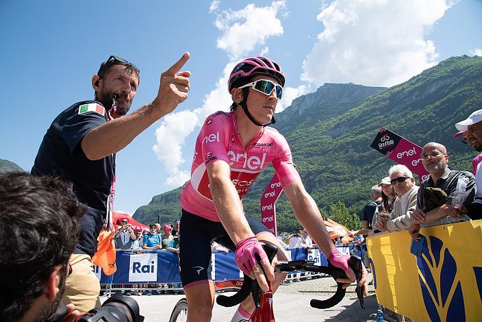 Geraint Thomas (GBR, Ineos Grenadiers) im Rosa Trikot des führenden in Gesamtwertung des Giro d Italia  106. Giro d Italia, Stage 19, Longarone  - Tre Cime de Lavaredo 183km