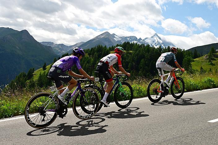 v.l. Paul Double (GBR, Team Jayco AlUla), Etappensieger und Glocknerkönig 2026 Gregor Mühlberger (AUT, Austria), Carlos Rodriguez Cano (ESP, NETCOMPANY INEOS) klettern am Großglockner