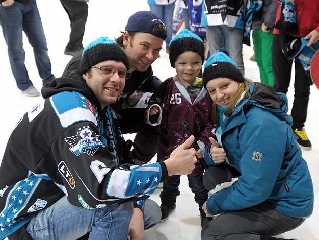 Rob und Hudson Hisey mit Fans, EHC Liwest Black Wings Linz vs HC Orli Znojmo