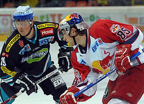 #19 Rob Shearer, Liwest Black Wings Linz, und die #85 Philipp Pinter, Red Bulls Salzburg.