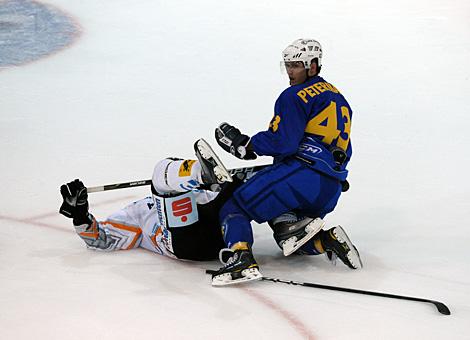 Felix Petermann Ehc Muenchen haelt Reid Cahman EHC Liwest Black Wings  am Eis.                               