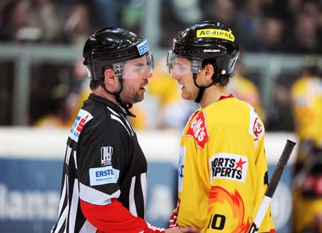 Philipp Pinter, Vienna und Schiedsrichter Roland Keller; Vienna Capitals vs. Liwest Black Wings 