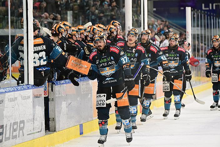 Andreas Kristler (Steinbach Black Wings Linz) feiert den Treffer zum 3 zu 0, Steinbach Black Wings Linz vs BEMER Pioneers Vorarlberg, ICE Eishockey Liga, Linz AG Eisarena