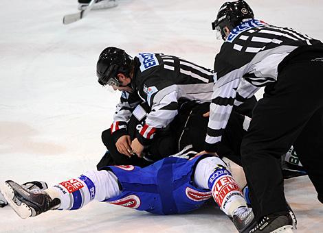 Rob Shearer Linz zwingt Matthew Ryan VSV auf das Eis Liwest Black Wings Linz vs. EC Record Fenster VSV