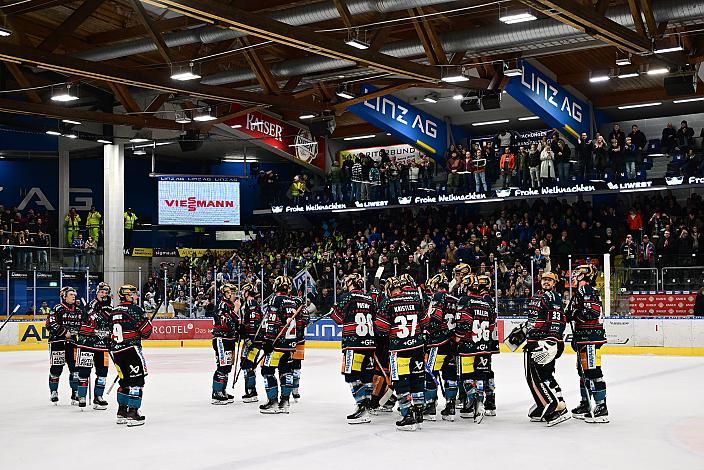 Das Team der Steinbach Black Wings Linz feiern den Heimsieg über Fehervar, Steinbach Black Wings Linz vs Hydro Fehervar AV19, Weihnachtstrikot ICE Eishockey Liga, Linz AG Eisarena