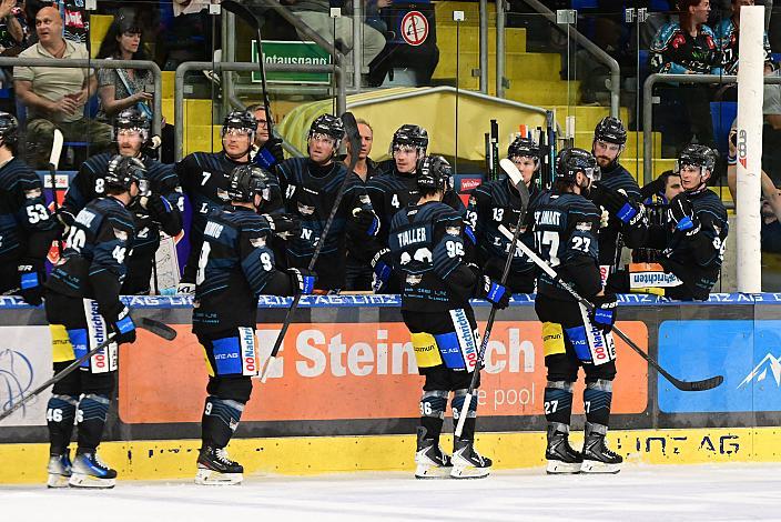 Die Steinbach Black Wings Linz feiern das Tor zum 2 zu 0 durch Graham Knott (Steinbach Black Wings Linz), Steinbach Black Wings Linz - HK Nitra (SVK), Linz AG Eisarena 