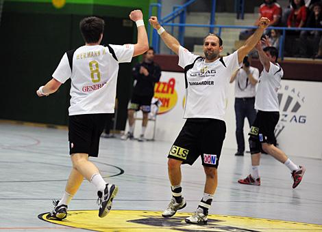  HLA, HC Linz AG vs ALPLA HC Hard die Linzer Maximilian Hermann und Uwe Schneider jubeln ueber ein Tor fuer Linz.