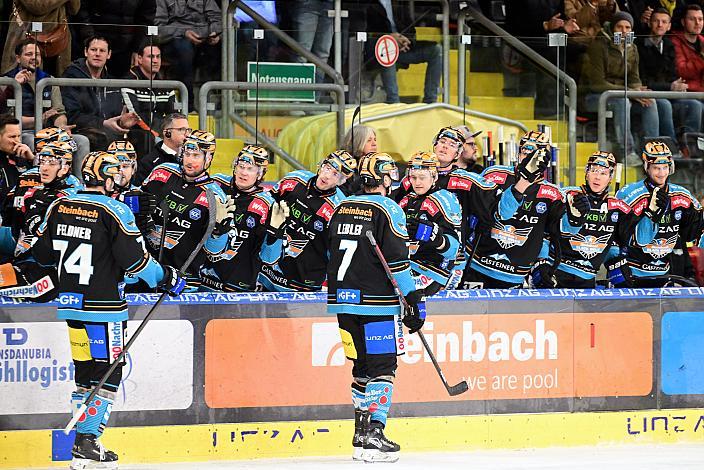 Die Steinbach Black Wings Linz feiern das Tor zum 2 zu 1 durch Brian Lebler (Steinbach Black Wings Linz) Win2Day ICE Hockey League,  Steinbach Black Wings Linz vs EC iDM Wärmepumpen VSV,  Linz AG Eisarena